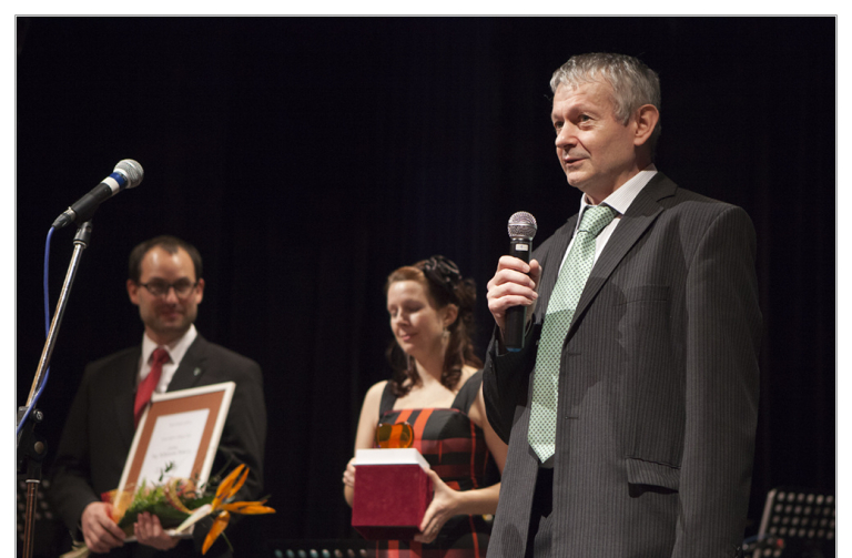 Bohumil Pick (vpředu) převzal cenu od Jana Farského a Leny Mlejnkové